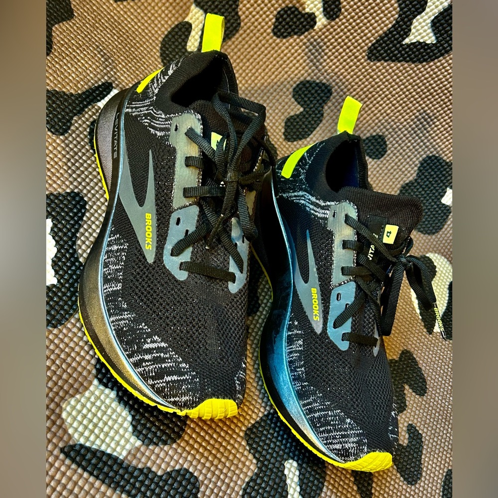 Women’s Brooks Levitate 4 sz 7.5